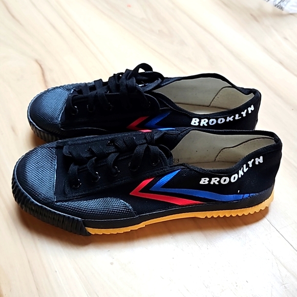 NWOT Skippies Brooklyn Tennis Shoes Sneakers Sz. 39 or 8.5 - Picture 1 of 8